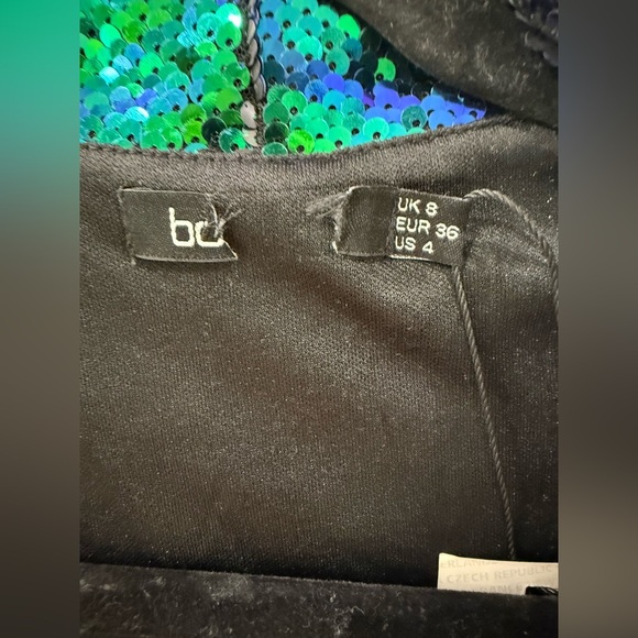Boohoo Sequin Tailored Blazer⨠Size 4
ππ Iridescent green and blue sequins NWT - Picture 7 of 11
